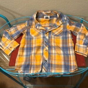 EUC Old Navy boys plaid button up shirt with pockets. Size 5t